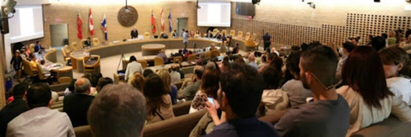 Un auditorium rempli de personnes assistant à un événement pour les Irano-Canadiens à Toronto