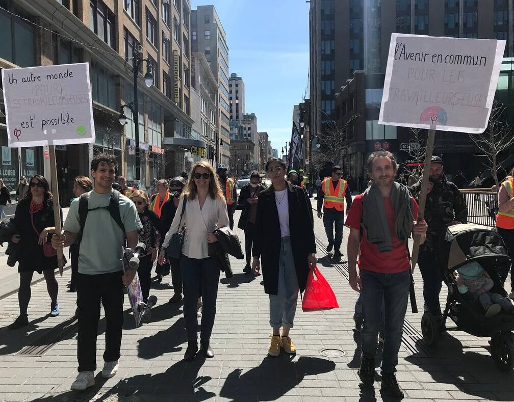 Des manifestants à Montréal lors d'une marche le 1er mai 2022