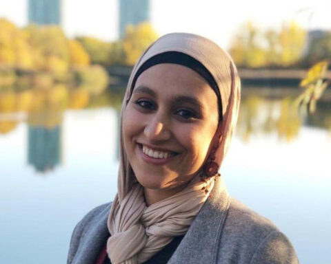 Une jeune femme dans un parc portant le hijab