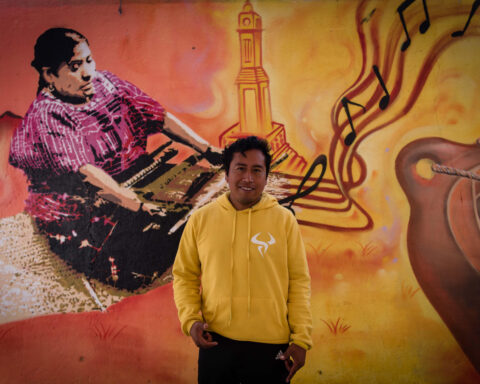 Un homme pose devant un mural à Tlaxiaco, Mexique
