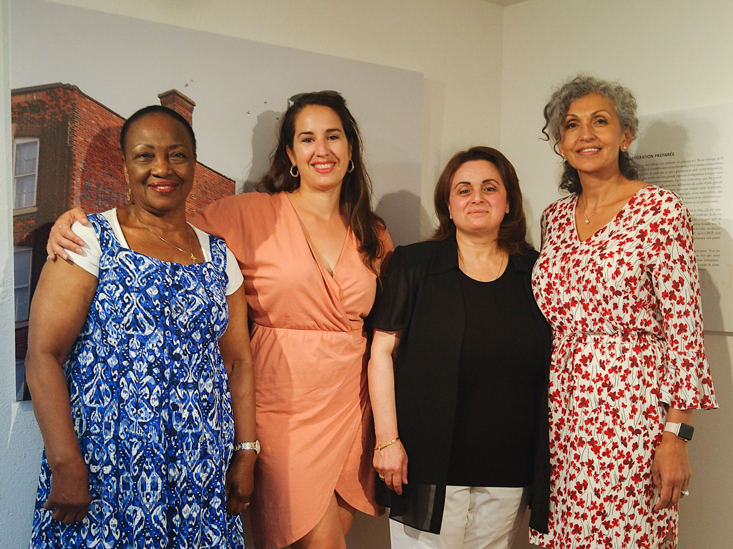 Laurence Dompierre-Major pose avec 3 participantes de l'exposition « Chercher le printemps – Parcours croisés de femmes immigrantes dans le Centre-Sud »