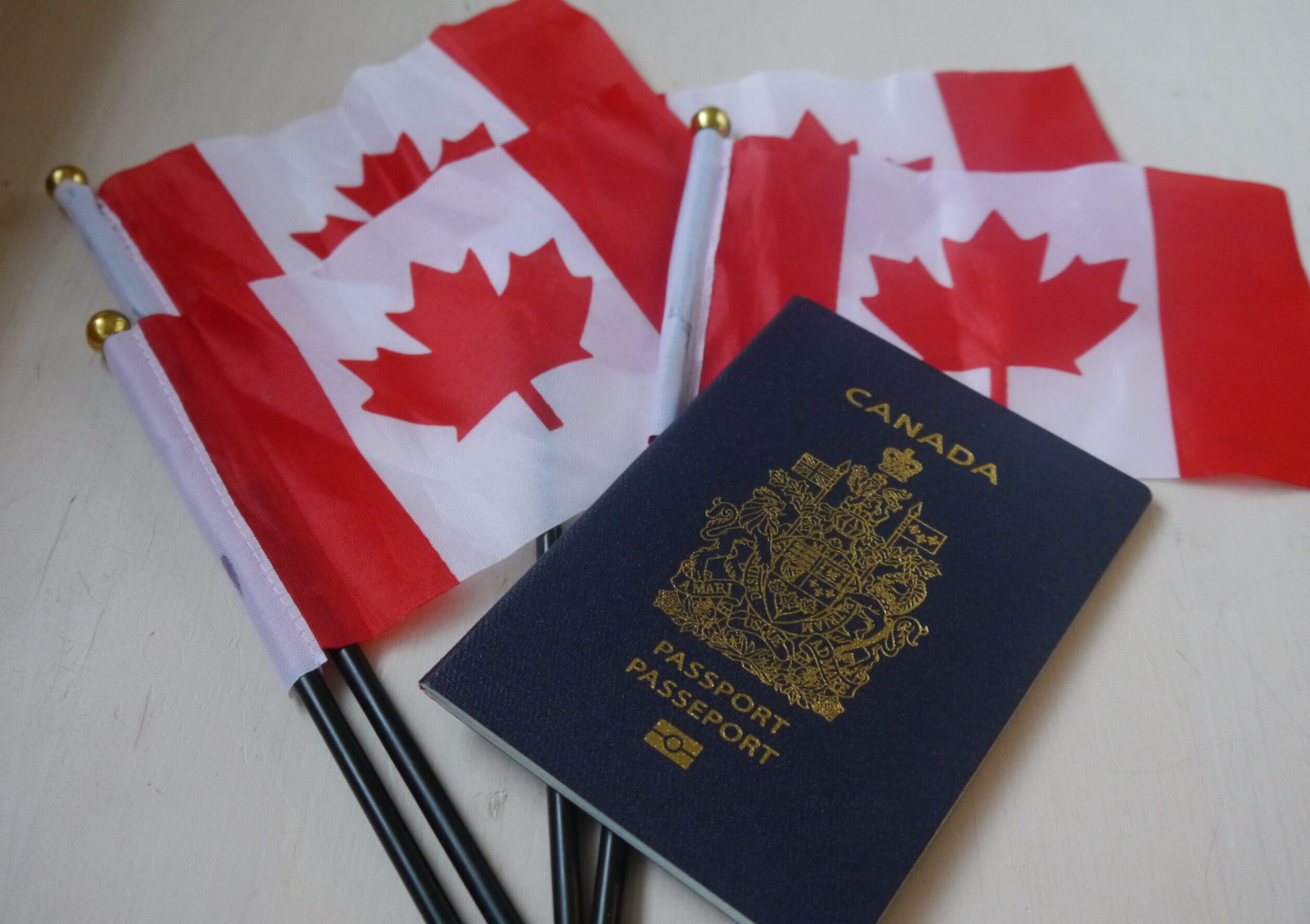 Photo d'un passeport et des drapeaux canadiens