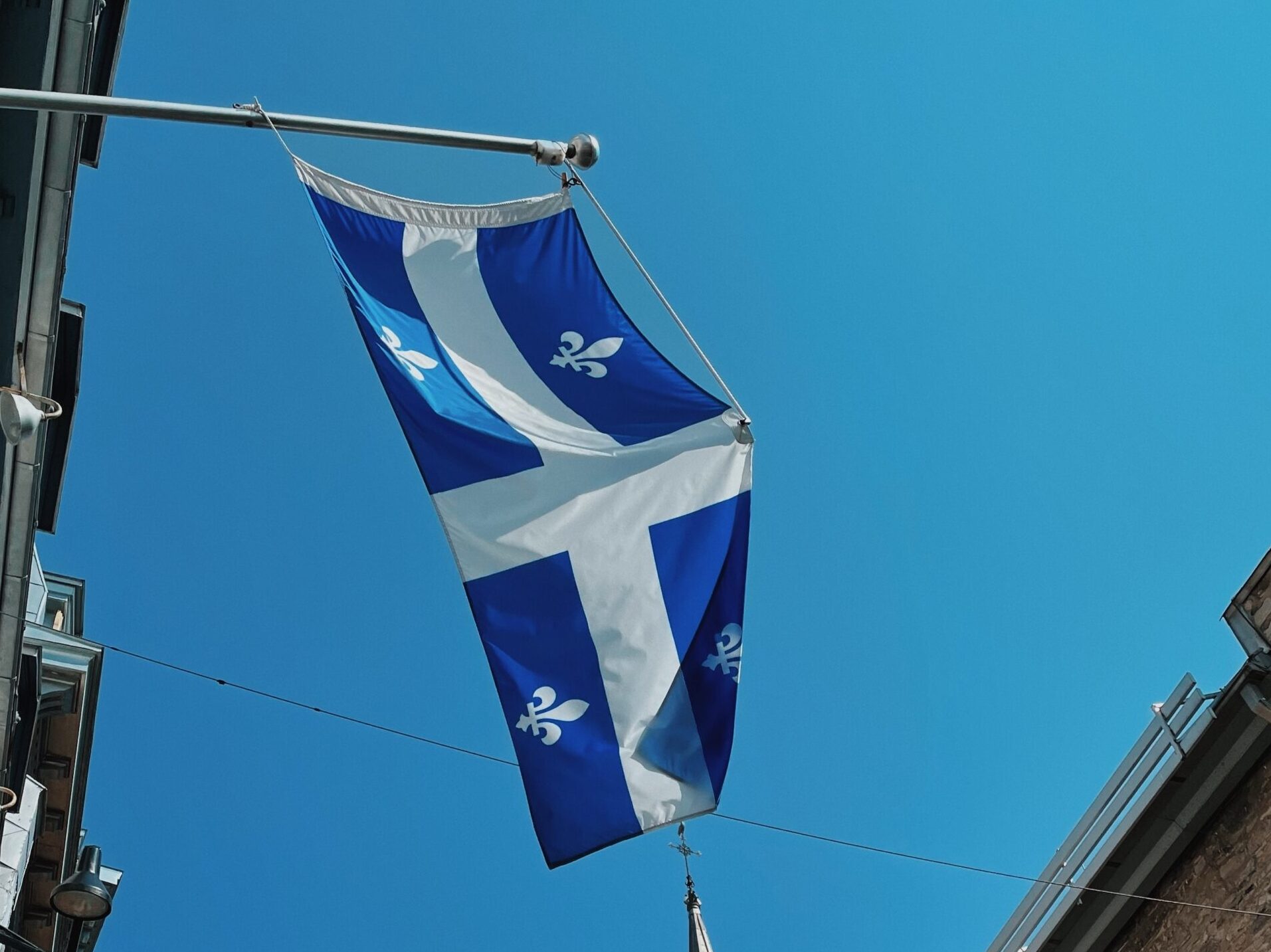 Drapeau du Québec contre le ciel