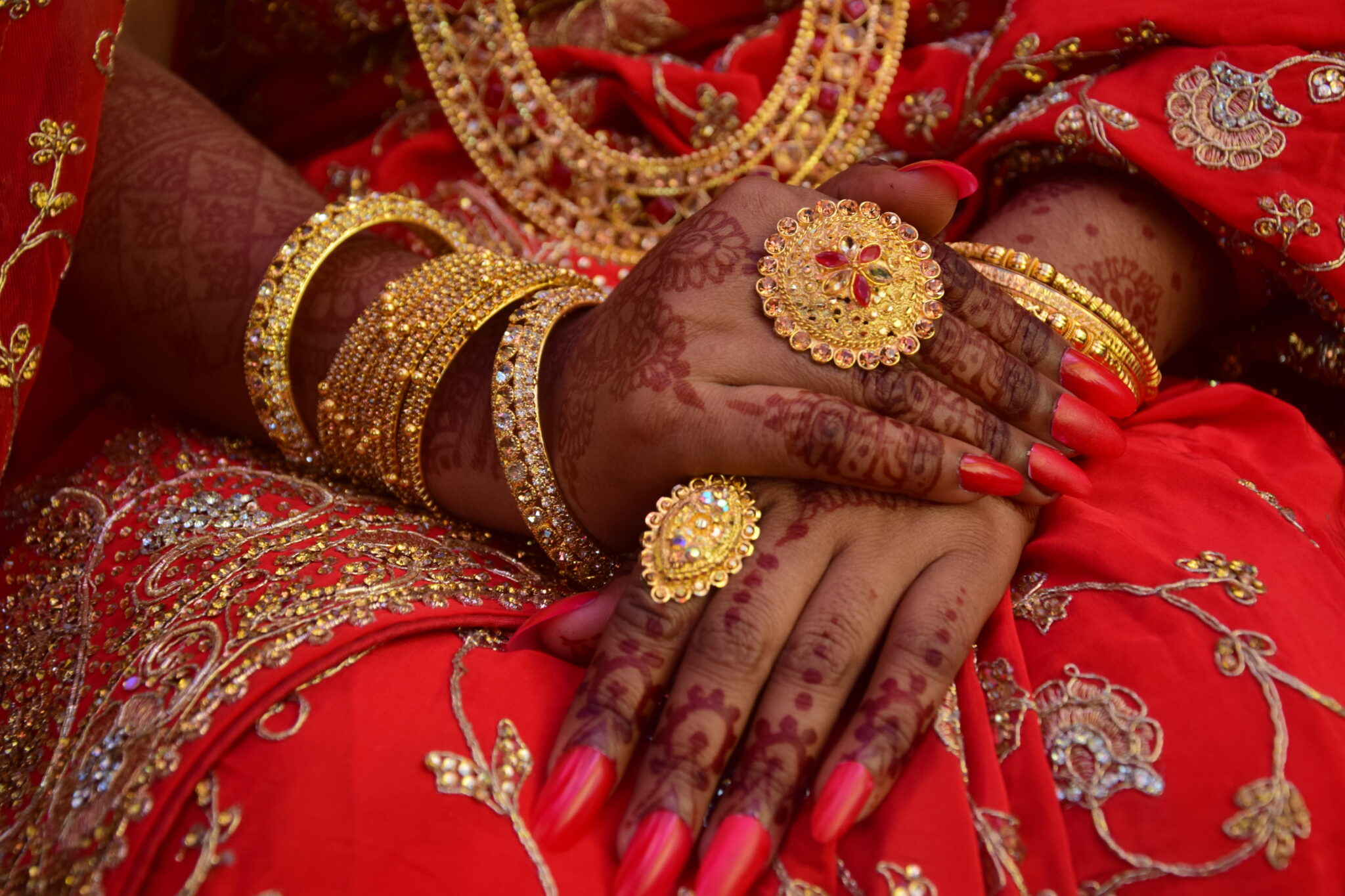 Indian-women-gold-jewelry-2048x1365.jpeg