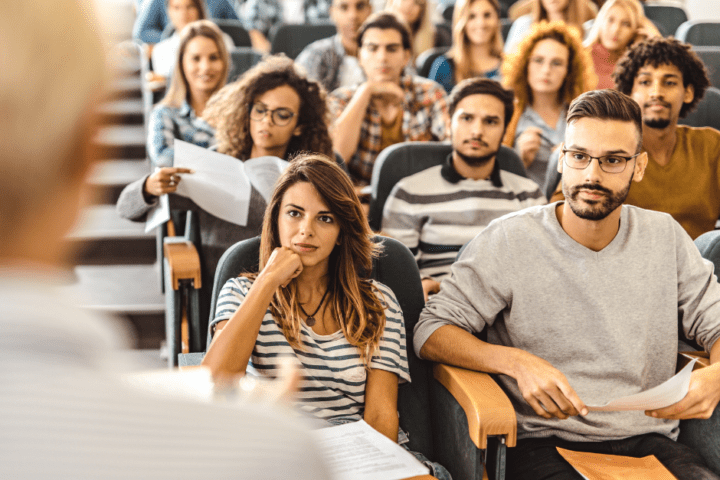 Une enquête menée auprès de 1 300 étudiants étrangers en Colombie-Britannique a révélé que près de 75 % d'entre eux considèrent le paiement des frais de scolarité comme le plus grand défi à relever pour étudier au Canada. Photo par Canva.