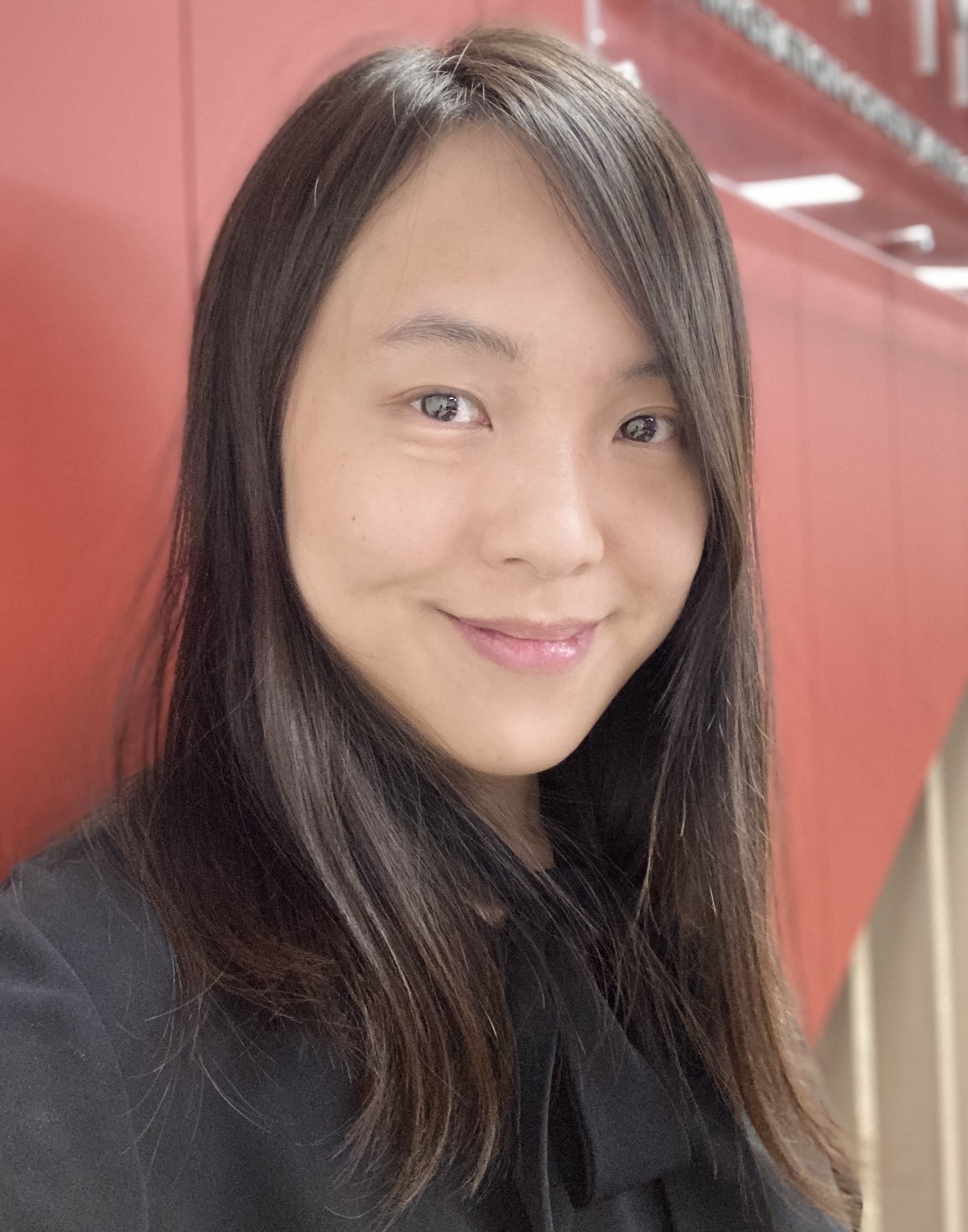 Headshot of Peri Wong, a graduate of Queen's University's Graduate Diploma in Immigration and Citizenship Law program.